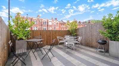 Double Room in Spacious House on Goldhawk Road Main Photo