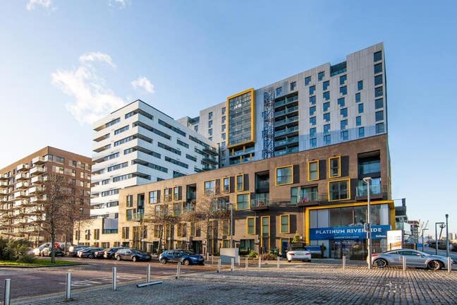 Ensuite w/ Balcony *4 Bed Flat in North Greenwich Main Photo