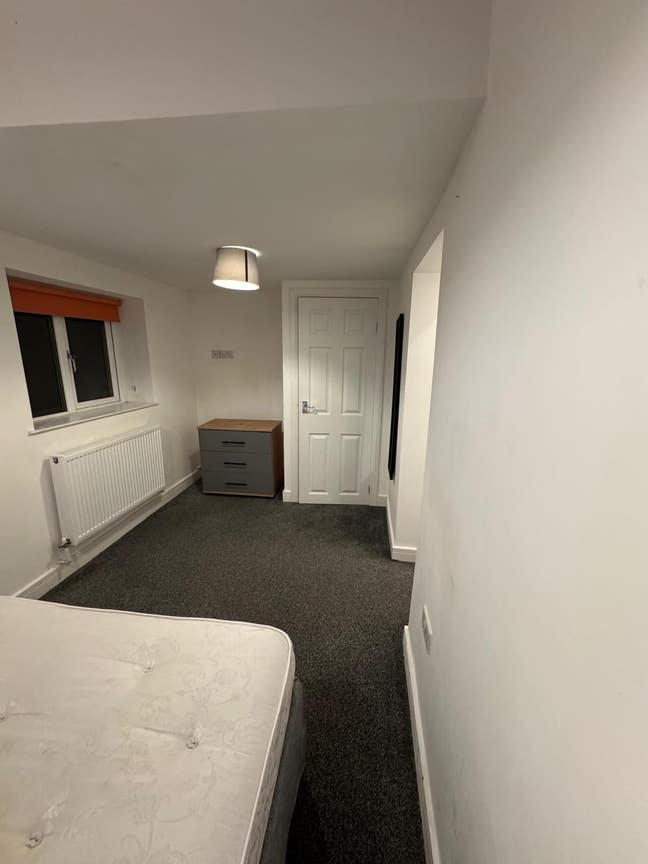 Double Ensuite Bedroom in Ashton Under Lyne OL6 Main Photo