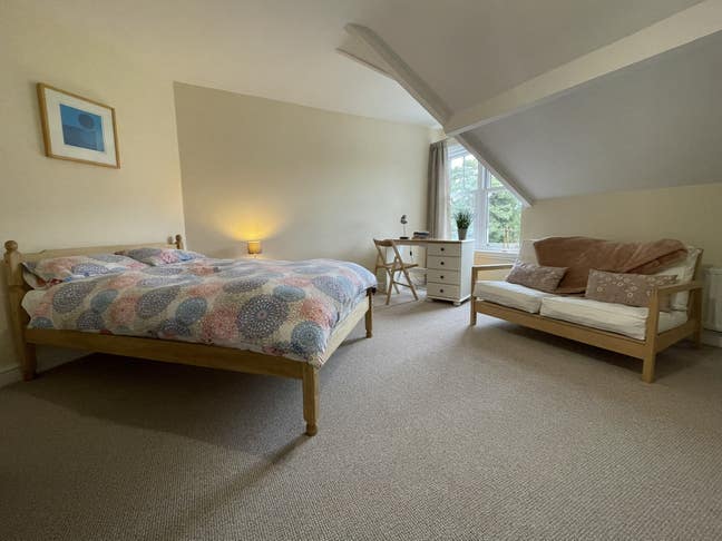 Lovely Large En Suite Room in Friendly House Main Photo