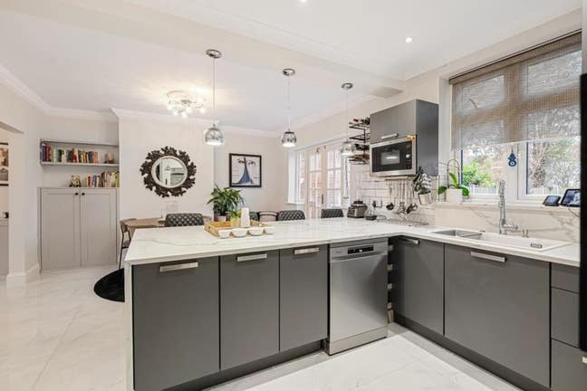 Fantastic 1x double room in stunning 3 bed house Main Photo