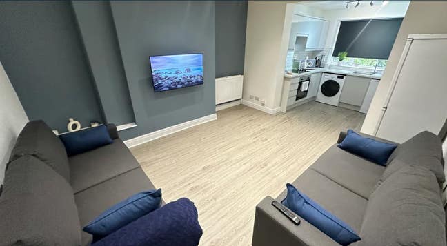 Cheap room near stadium available November Main Photo