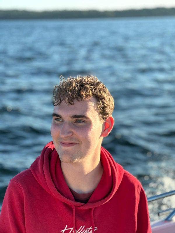 I'm a 21-year-old male looking for a single o... Main Photo