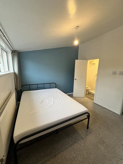 En-suite Double Bedroom  Main Photo