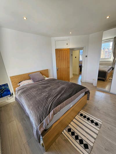 Very large master room 1 min walk from Shadwell-  Main Photo