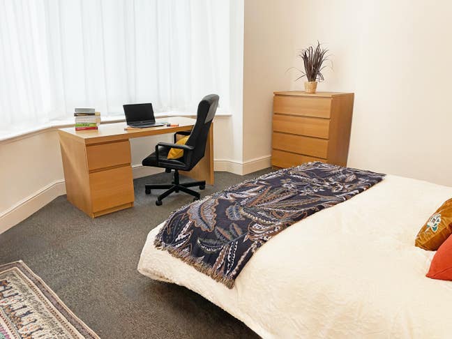 Room Available in Professional Shared House – All  Main Photo