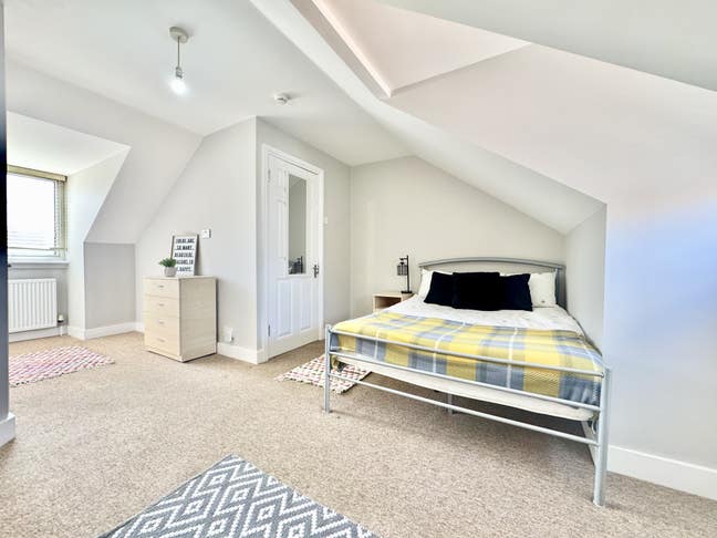 Extremely Spacious En-Suite Double Room Main Photo