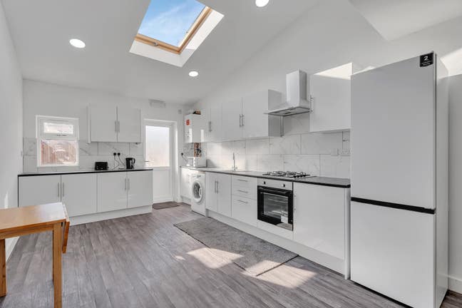 🏡 Brand New 4 Double En-suite Bedroom House 🏡  Main Photo