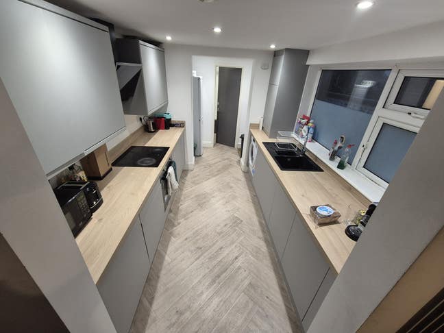 Large 4 Bedroom House - Students Only Main Photo