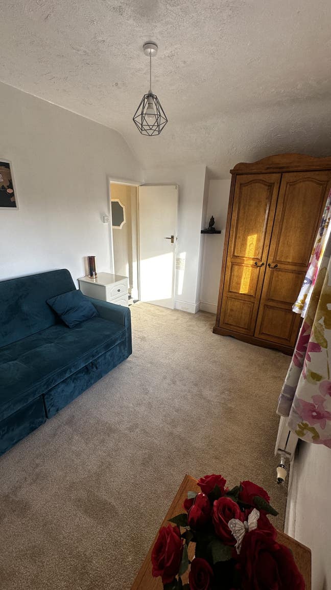 Clean double bedroom In a 3 bedrooms house shared  Main Photo