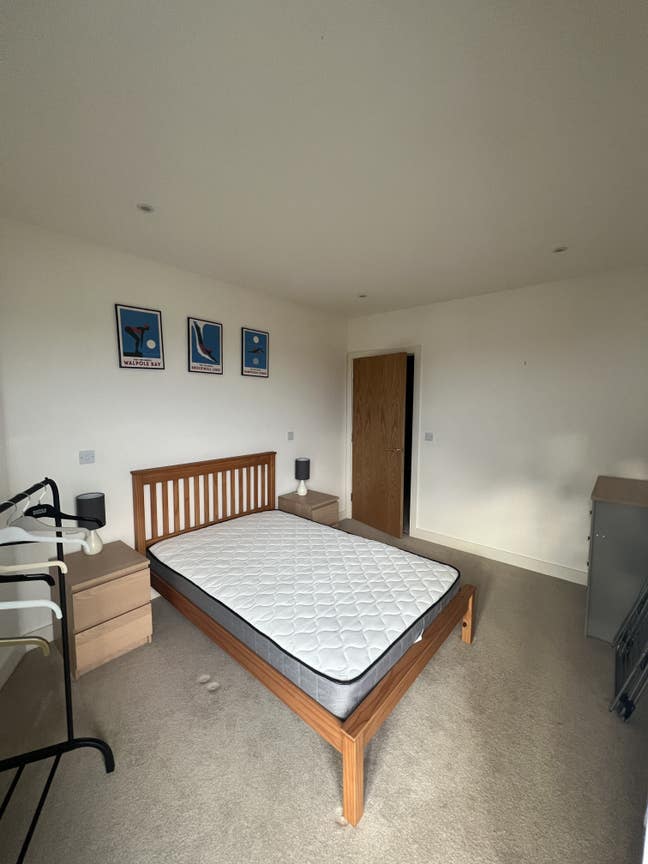 Spacious double room in penthouse flat Main Photo