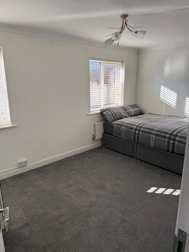 Lovely double bedroom with ensuite bathroom. Main Photo