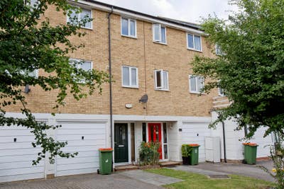 En suite room to rent near Canary wharf & City  Main Photo
