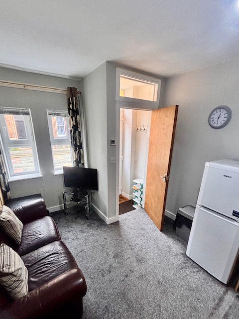 🏡 Spacious 1-Bedroom Ground Floor Flat – Fully Fu Main Photo