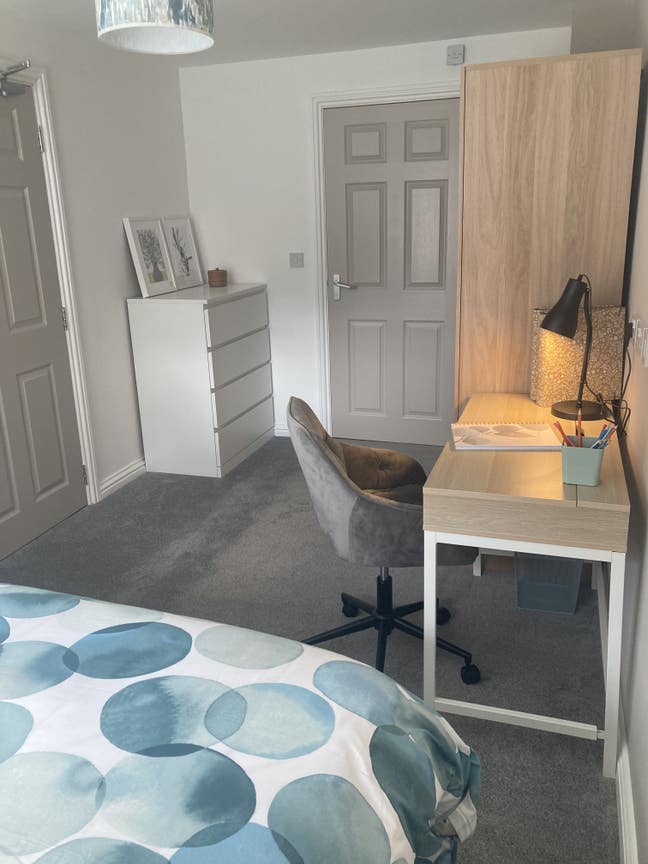 Contemporary double ensuite in lovely shared house Main Photo