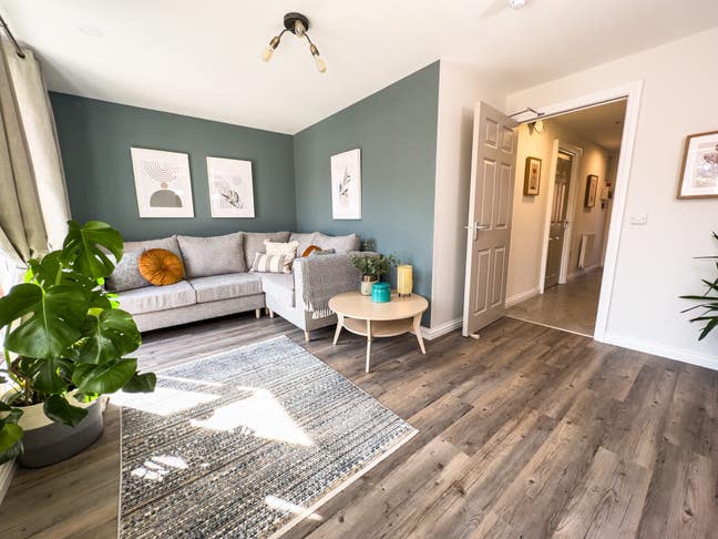 Contemporary double ensuite in lovely shared house Main Photo