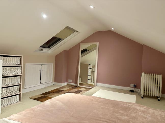 Attic room for female Main Photo