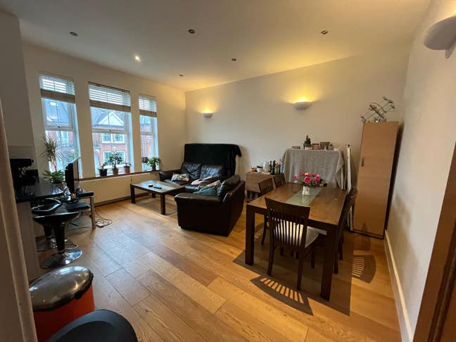 Spacious double room with private bathroom availab Main Photo