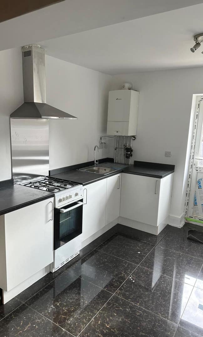 Double room ready to move in inc bills and parking Main Photo