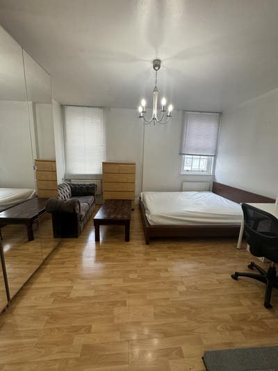 Large bright double bedroom- Next to Chancery Lane Main Photo