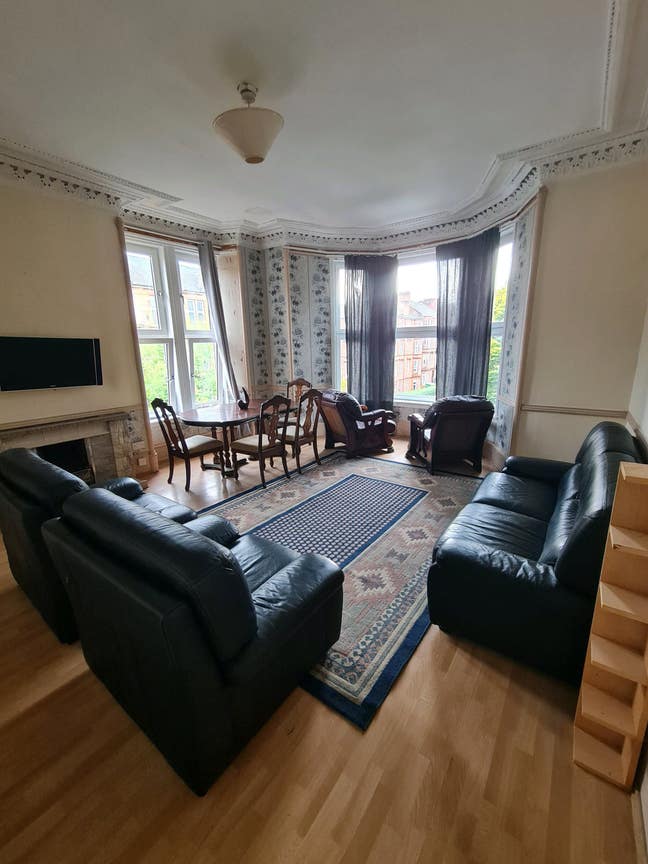 Large bright rooms in victorian tenement Main Photo