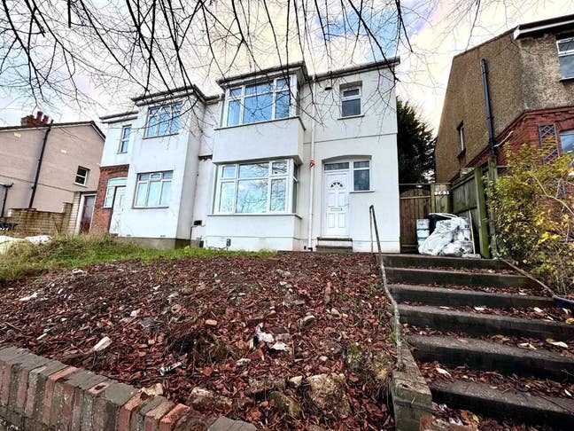 Available master double room in Luton central Main Photo