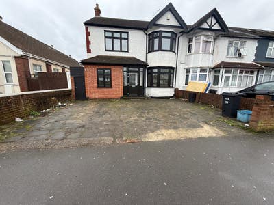 King size room for rent furnished with TV Main Photo