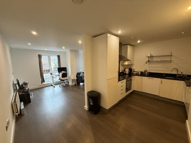 Spacious 2 Bed Flat with Balcony | St. Pancras Main Photo