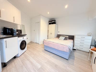 ++ Large studio ideal for a professiona/ Bills Inc Main Photo