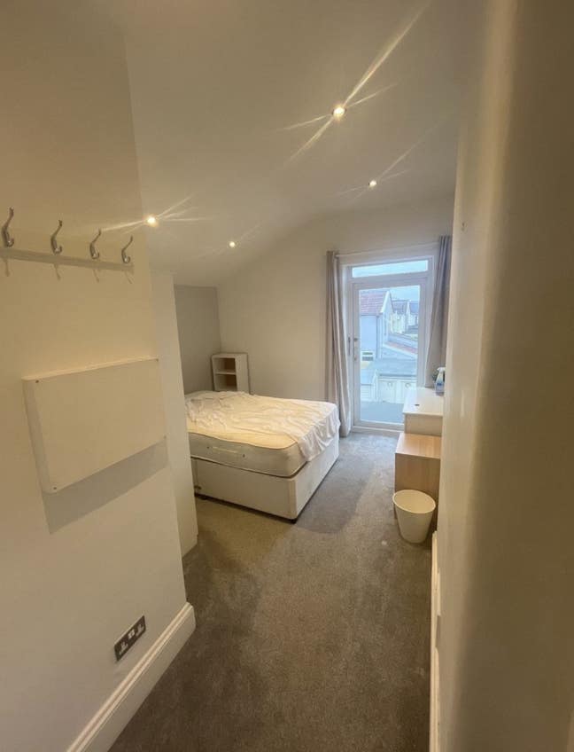 Double room available in spacious 3 bed house  Main Photo