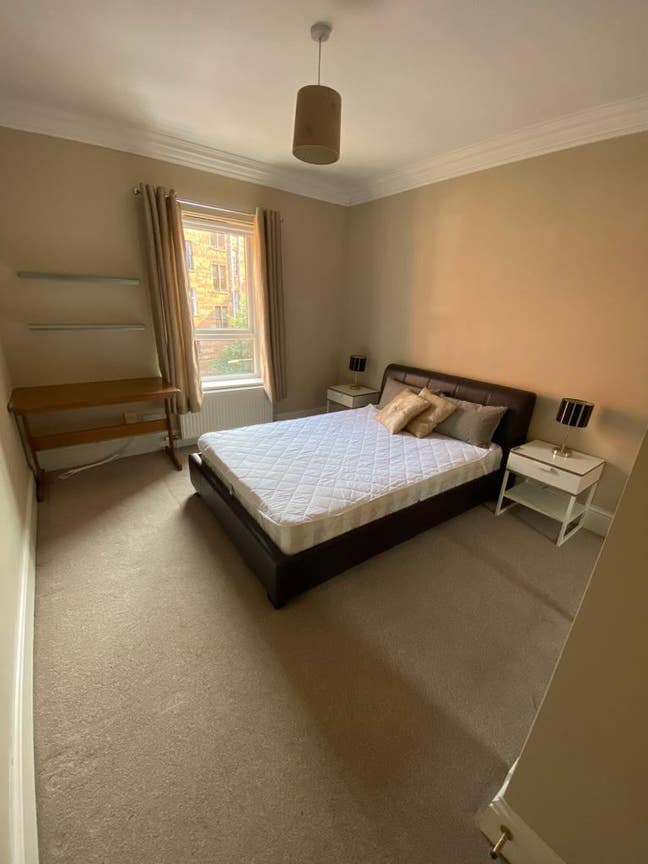 Double room, private bathroom, quiet, modern G12 Main Photo