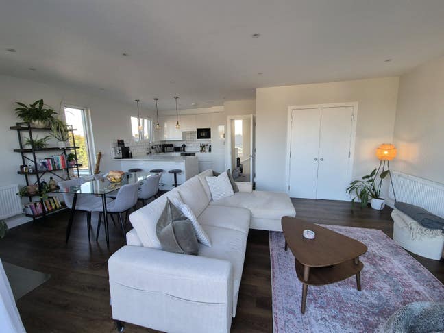 Room to rent in modern 3 bed flat in Tooting Main Photo