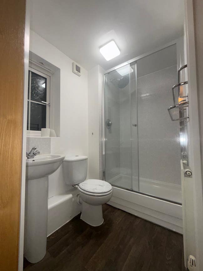 Neat Double Room to let Main Photo