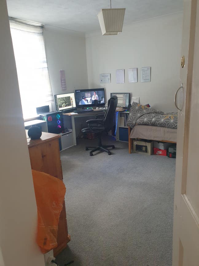 ROOM TO LET  Main Photo