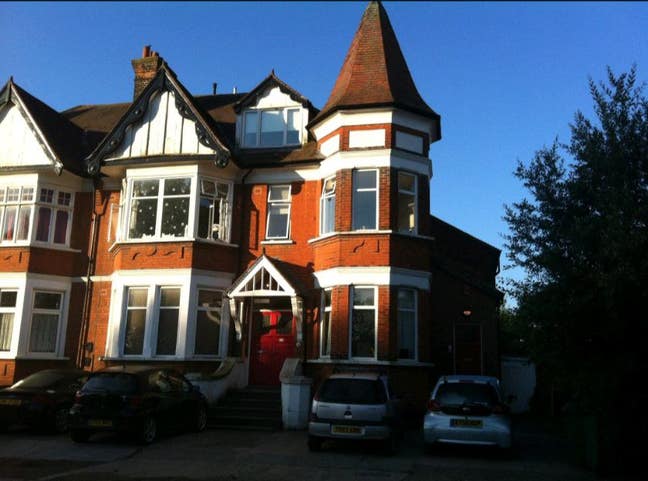 2 mins Station, Huge Flat & Garden, A Real Home! Main Photo
