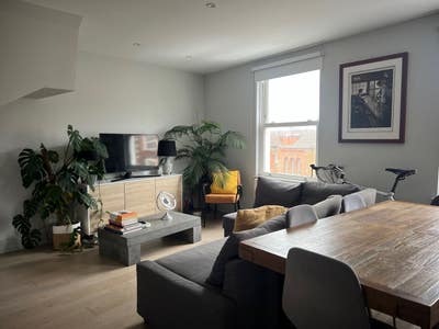 Large En-suite Room in Queens Park Main Photo