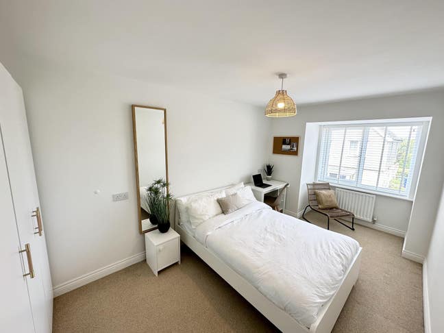 Modern Double Bedroom in a Perfect Location Main Photo