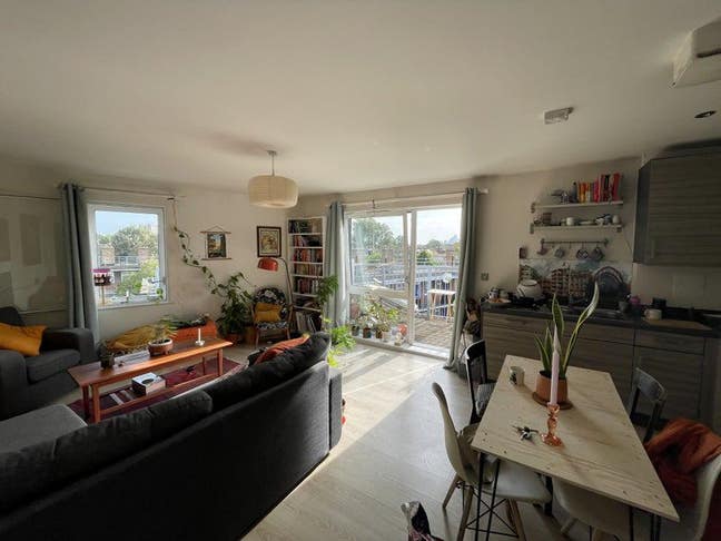 Clapton double in top floor flat with balcony  Main Photo