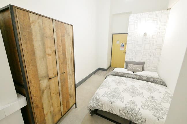 Newly refurbished en-suite bedrooms town centre  Main Photo