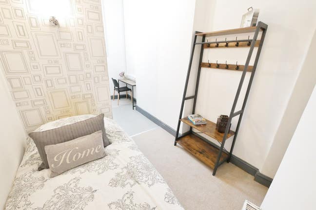 Newly refurbished en-suite bedrooms town centre  Main Photo