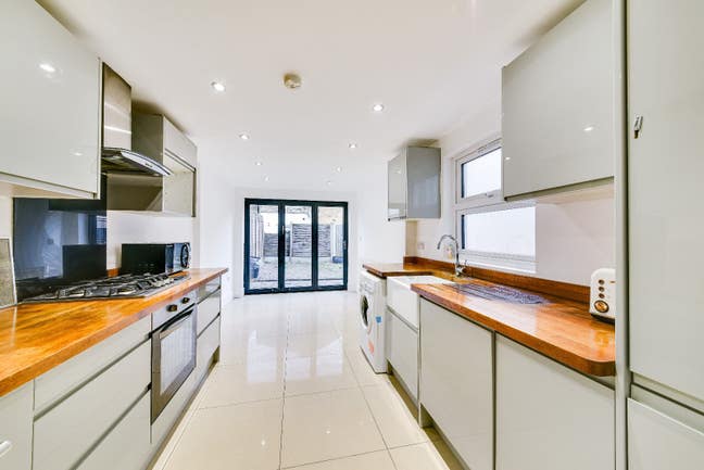 Stunning Rooms Available to Rent in Stratford Main Photo