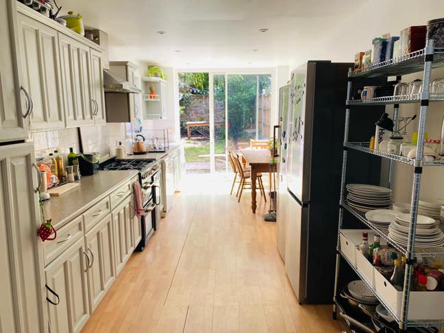Comfortable room in spacious house with large.. Main Photo