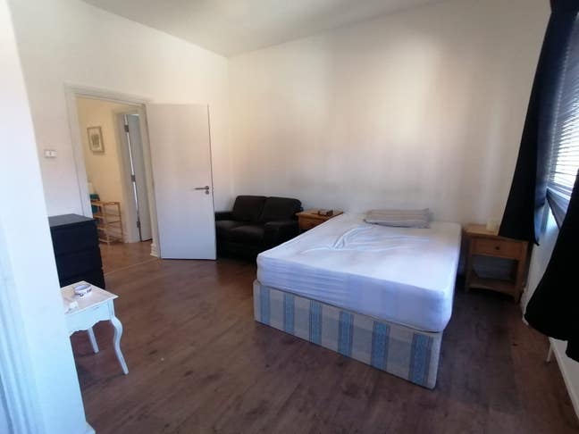Large and Lovely En Suite in a Three Bed Flat  Main Photo