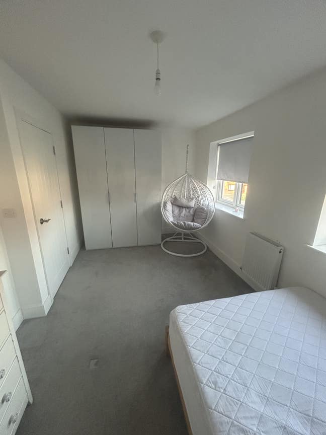 Large double room in an ultra modern new build. Main Photo