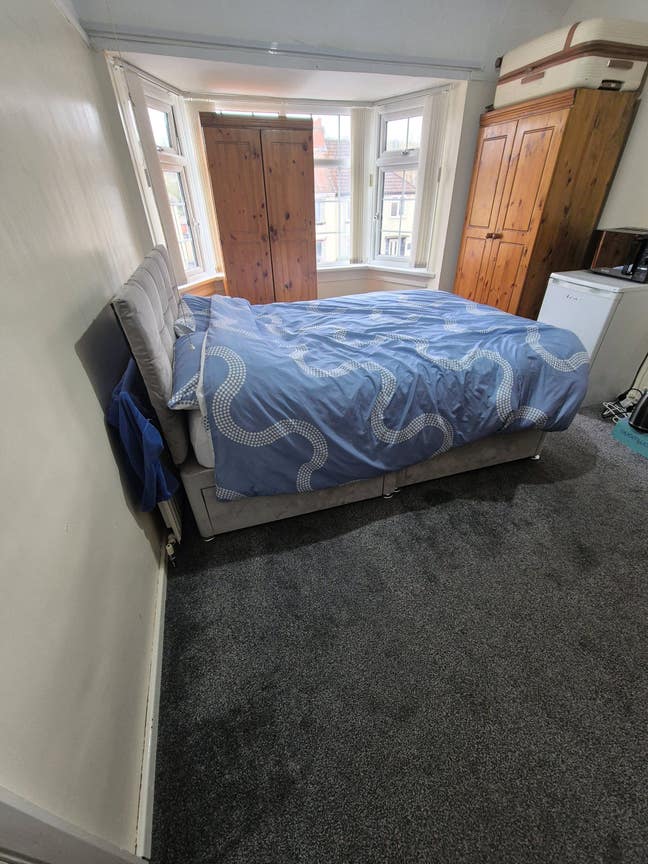 Double bedroom in a shared house Main Photo