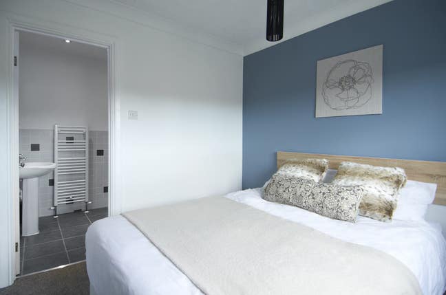 Large ensuite double room with ample storage Main Photo