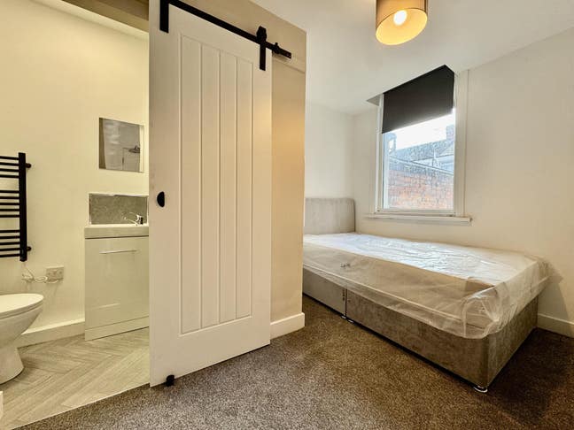 Ensuite Double Room All Bills inc & Furnished Main Photo