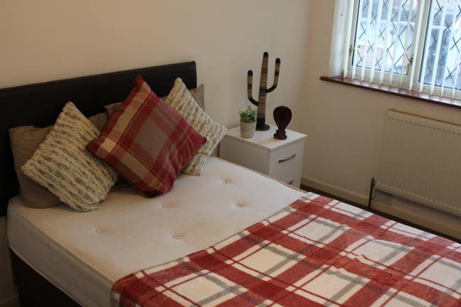 Spacious Double Room Available!!! Main Photo