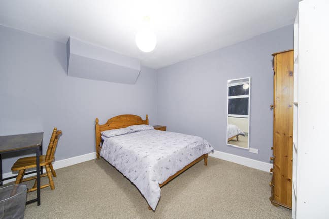 Double room with own bathroom - Earley station Main Photo