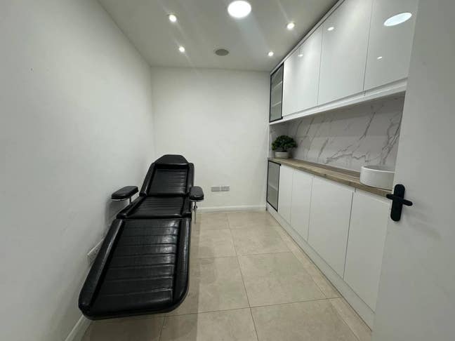 Beauty room for rent  in Hair salon  Main Photo
